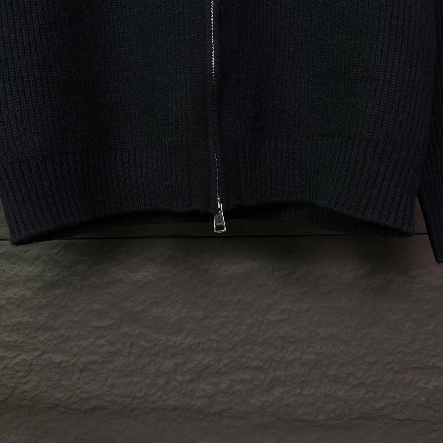 P340 Ralph Lauren 2025 new classic embroidered logo couple style zipper knitted sweater 🔥High version🔥High version🔥 The fabric is made of 32-count cotton yarn blended material, which is skin-friendly and does not stick to the body. It does not cause pilling. It feels very soft and super comfortable. It is fashionable and personalized. It is a super versatile and beautiful knitted sweater. It is very suitable for both men and women. It is a must-have for everyone. Packaging, tag, collar label, washed wheat, complete👍 Color: black, gray Size: M-2XL